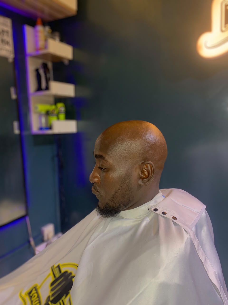Clean-shaven haircut in a YOUNGCUT barber chair